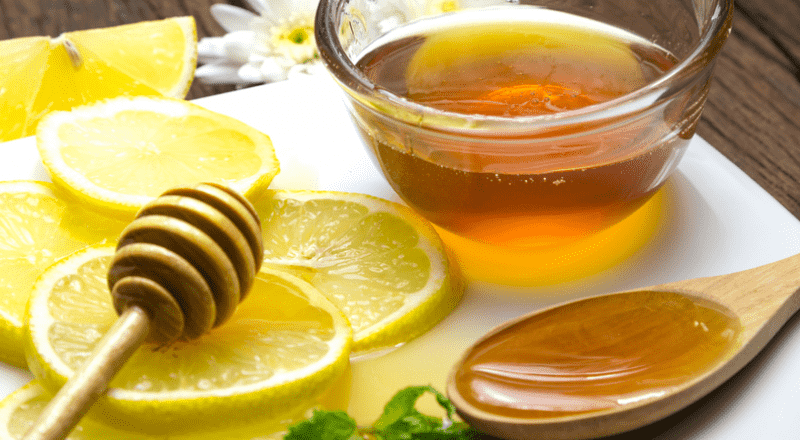 Uống mật ong chanh pha nước ấm hàng ngày giúp ngăn ngừa táo bón